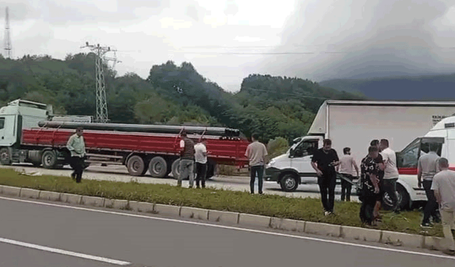 Düzce’de ambulans tıra arkadan çarptı 1 kişi yaralı