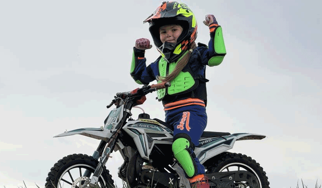 Eskişehir'de minik İkra motosiklet ile tepeleri aşıyor, Zayn ile yarışmak istiyor