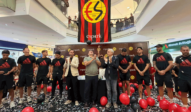 Eskişehirsporlu futbolcular Espark'ta taraftarla buluştu