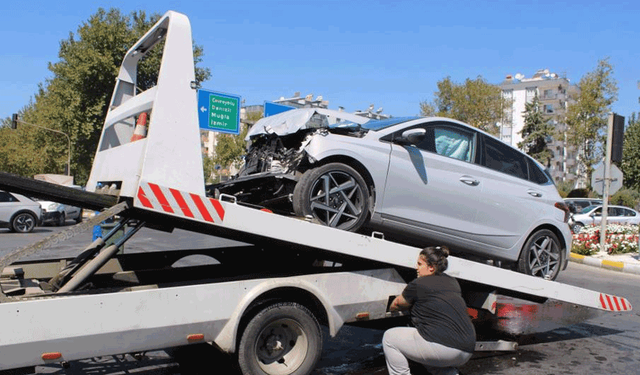 İzmir'de kırmızı ışık ihlali kaza getirdi: 3 yaralı