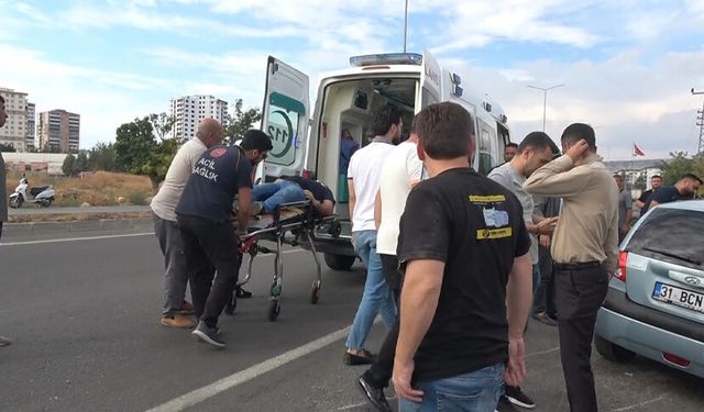 Kilis'te motosiklet ile otomobil çarpıştı: 1'i ağır 2 yaralı
