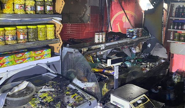 Kocaeli'de yangın çıkan markette ürünler zarar gördü