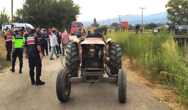 Manisa  Turgutlu'da traktörün işçi taşıyan kasası devrildi: 4 yaralı