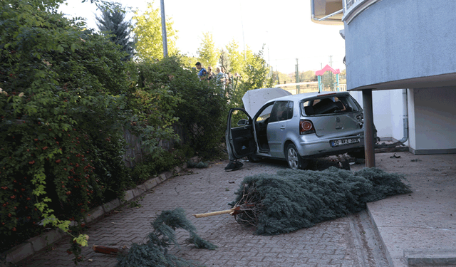 Nevşehir’de kontrolden çıkan otomobil apartmanın bahçesine düştü: 1 yaralı
