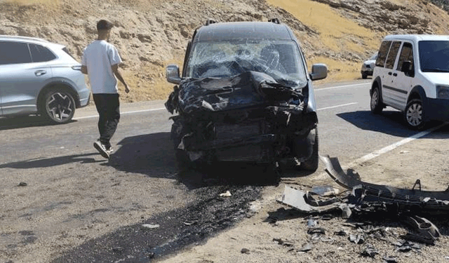 Siirt'te hafif ticari araç ile kamyonet çarpıştı: 4 yaralı