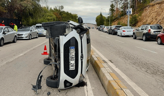 Afyon'da devrilen otomobilden şans eseri burnu bile kanamadan çıktı