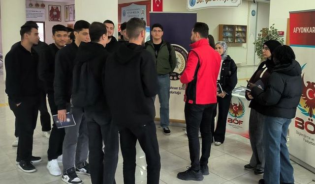 Afyonkarahisar’da polis ekipleri üniversite öğrencilerini bilgilendirdi