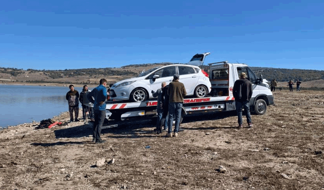 Bilecik'te balık tutmaya gittikleri baraja araçları düştü