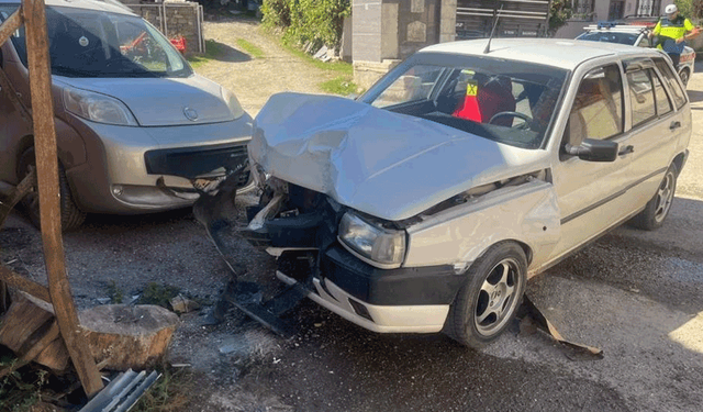 Bilecik'te otomobil elektrik direğine çarptı: 1 yaralı