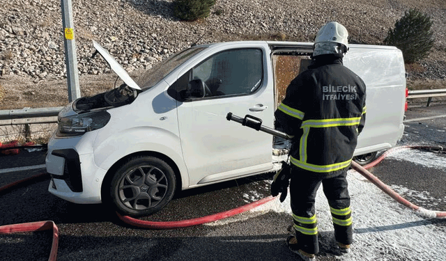 Bilecik'te seyir halindeki ticari araç alev aldı