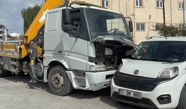 Bilecik'te vinç ile hafif ticari araç çarpıştı: 1 yaralı