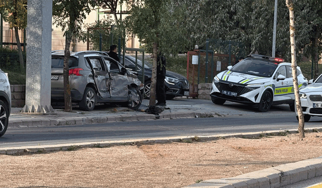Eskişehir'de alkollü sürücü refüjü aşıp bahçe duvarına daldı