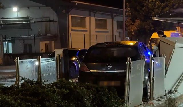 Eskişehir'de faciadan dönüldü: Otomobil tramvay durağına daldı