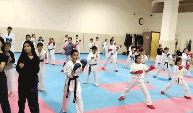 Eskişehir'de genç sporcular haftanın 6 günü karate yapıyor