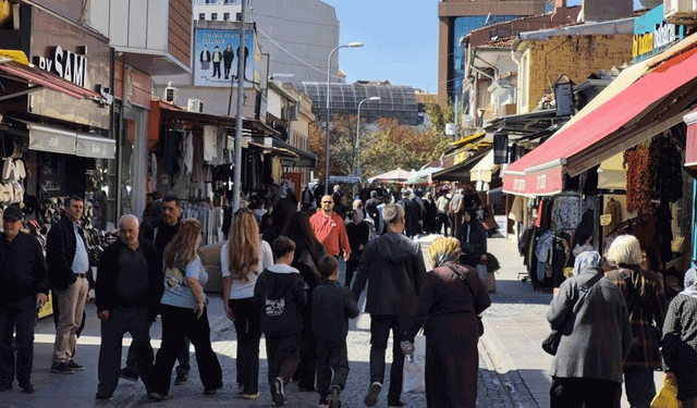 Eskişehir'de güneş yüzünü gösterdi, çarşıda adım atacak yer kalmadı