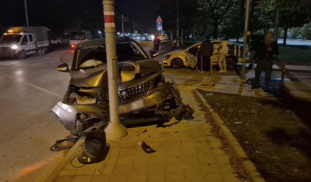 Eskişehir'de iki araç çarpıştı: 3 kişi yaralandı