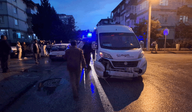 Eskişehir'de servis minibüsü ile otomobil çarpıştı: Yaralılar var