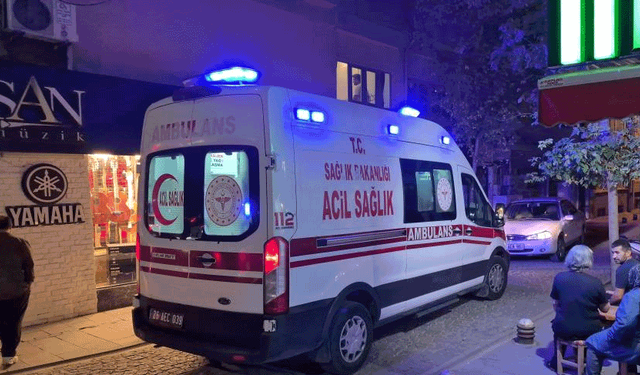Kontrolden çıkan otomobil bankta oturan 2 çocuğa çarptı
