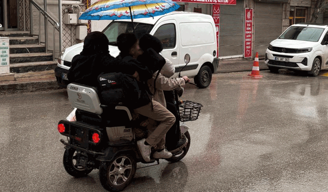Odunpazarı’nda yağışlı havada tehlikeli yolculuk