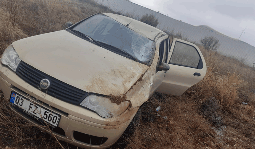 Afyon'da köy yolunda kaza: Şarampole girdiler