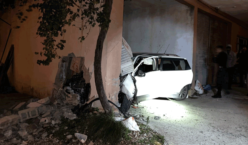 Antalya'da hızını alamayan otomobil evin deposuna daldı