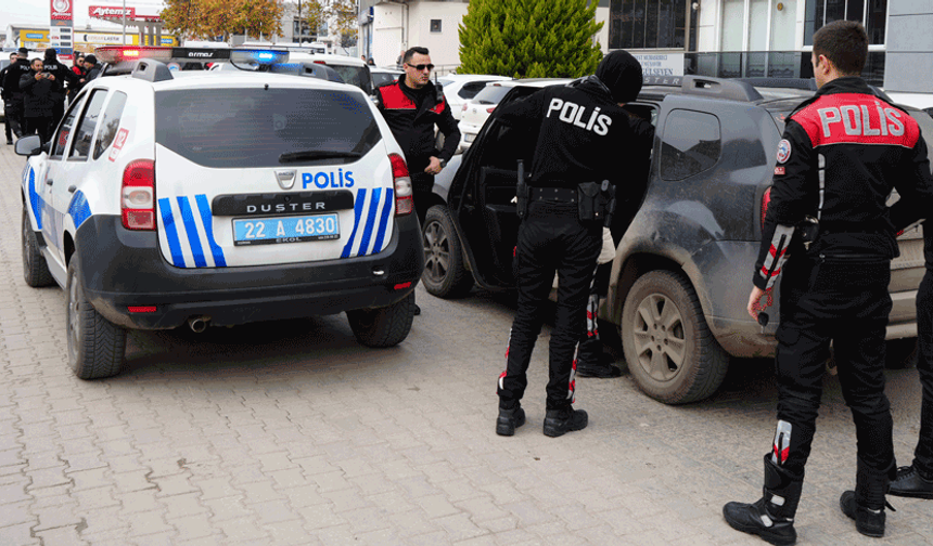 Edirne'de polisten kaçmaya çalışan şüpheliler yakalandı