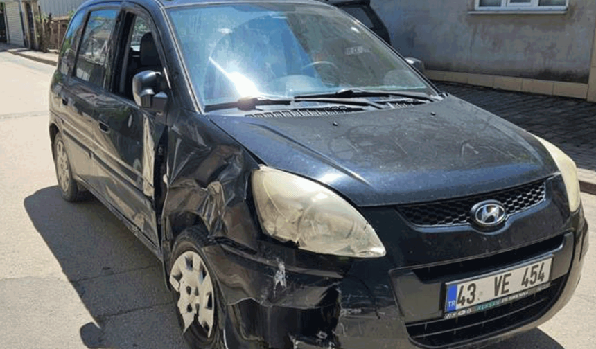 Bursa'da korkutan kaza: Cip ile motosiklet birbirine girdi