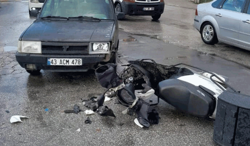 Kütahya'da kaza: Otomobil ile motosikletli birbirine girdi