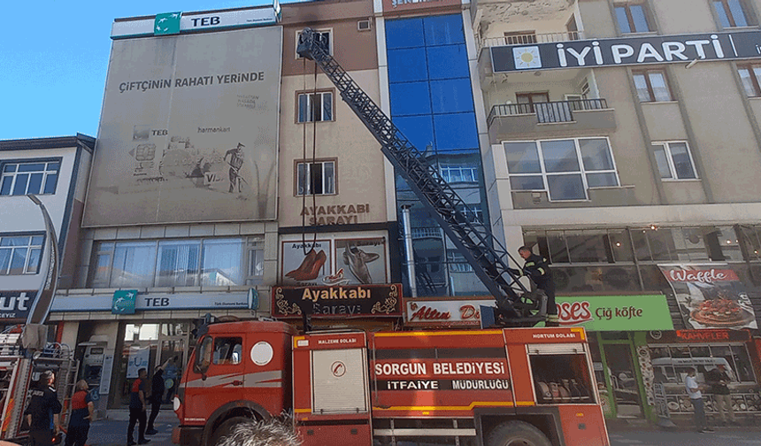 Yozgat'ta iş merkezi alevlere teslim oldu