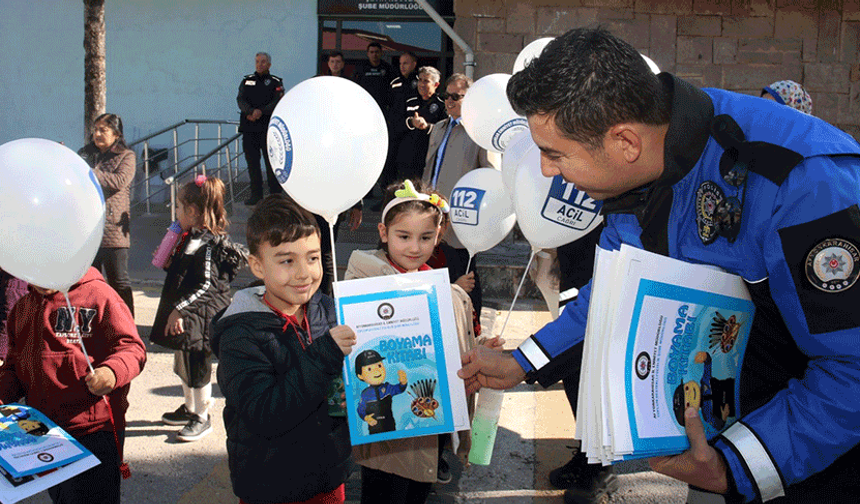 Afyon'da polisler miniklere mesleklerini tanıttı