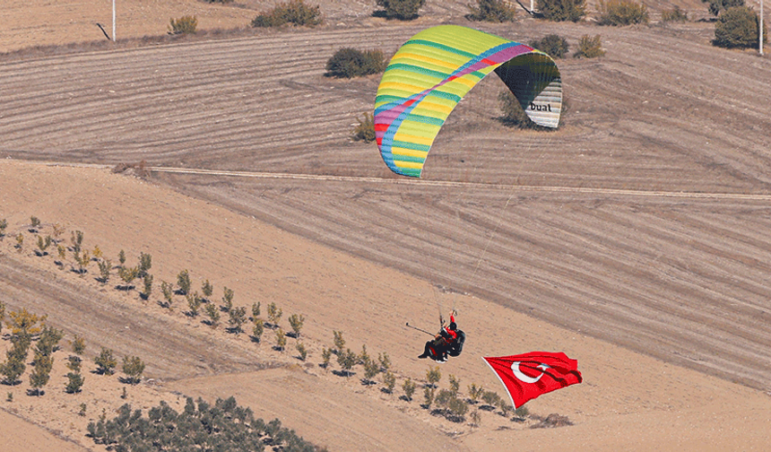 Bilecik'te Cumhuriyetin 101. yılına özel yamaç paraşütü etkinliği