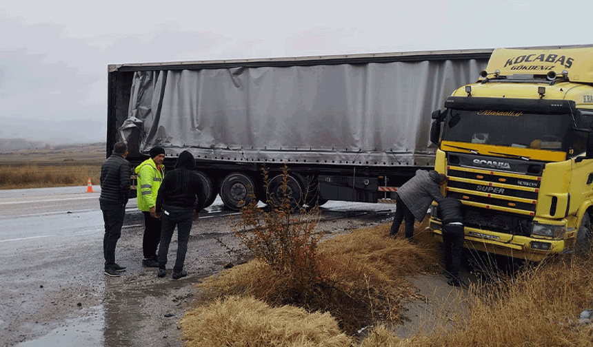 Çorum'da makaslayan tırın sürücüsü burnu bile kanamadan kurtuldu