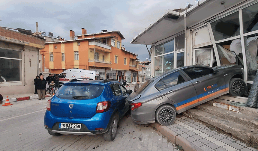 Kütahya'da kontrolden çıkan otomobil yayaya ve 2 araca çarptı