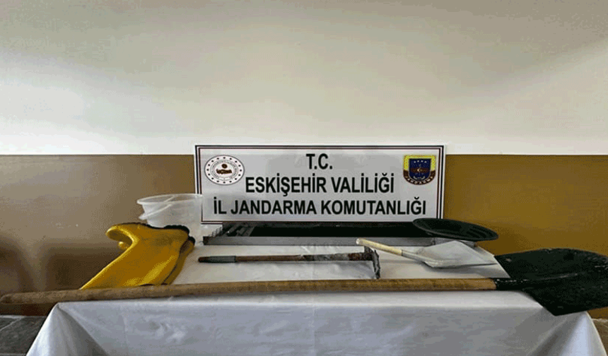 Eskişehir'de kaçak kazı yapan şüpheliye jandarmadan suçüstü