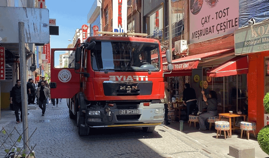 Eskişehir’de çatı arasındaki çöpler yandı, faciadan dönüldü