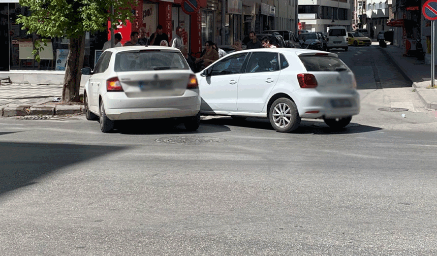 Atatürk Caddesi’nde kaza: Otomobiller birbirine girdi