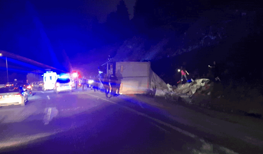 Eskişehir yolunda beyaz eşya yüklü çekici devrildi: Can kaybı var