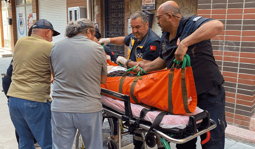 Eskişehir’de evde baygın halde bulunan kadın hastaneye kaldırıldı