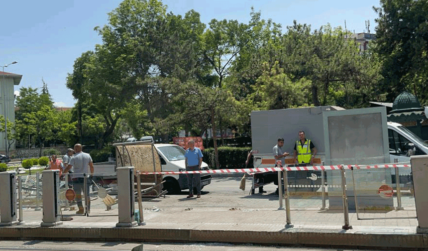 Eskişehir'de kaza: Kontrolden çıkan otobüs tramvay durağına daldı
