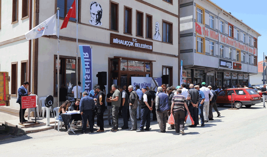 Kiraz üreticisine can suyu: Eskişehir Büyükşehir’den sıvı gübre desteği