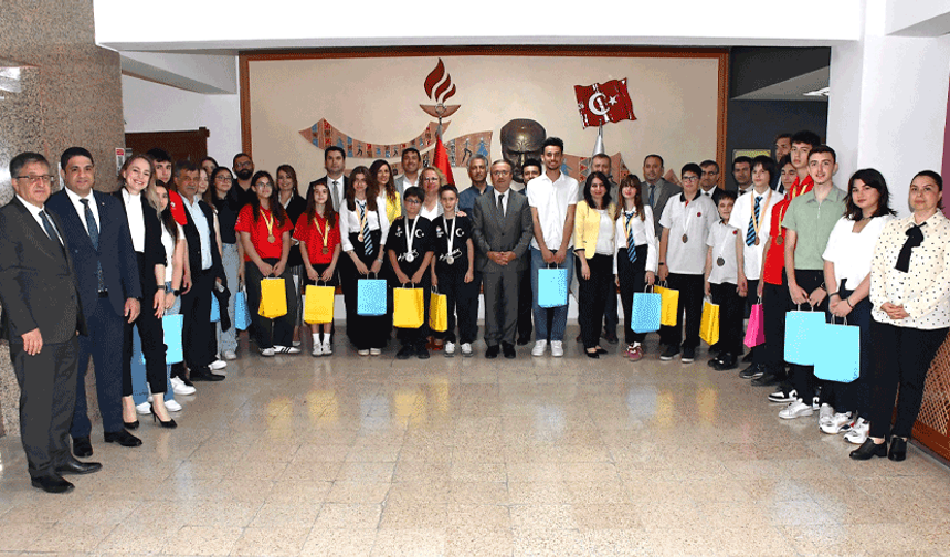 TÜBİTAK’ta dereceye giren öğrencilerden İl Millî Eğitim Müdürü’ne ziyaret