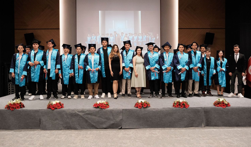 Türkiye’ye rol model okulda mezuniyet coşkusu