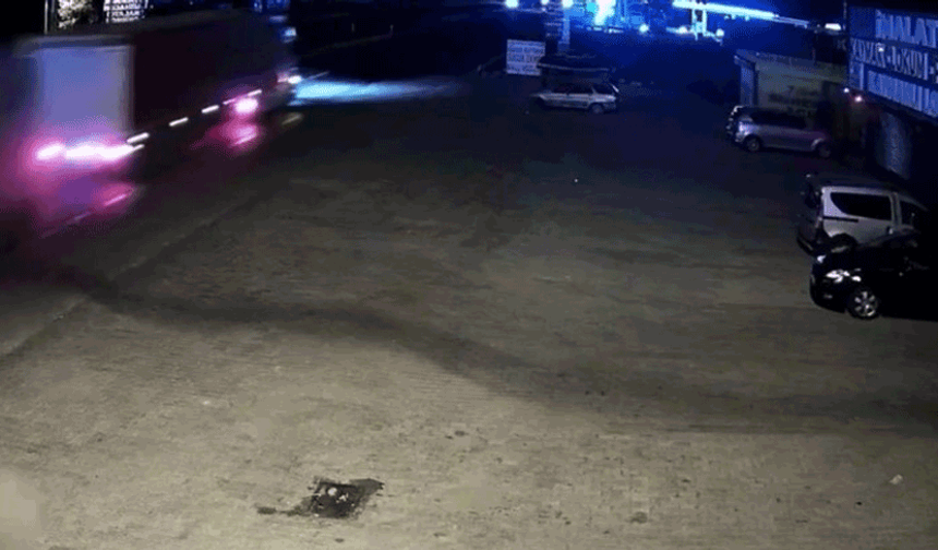 Afyon’da yol kenarında can pazarı: Tırın çarptığı otomobilde 2 ölü
