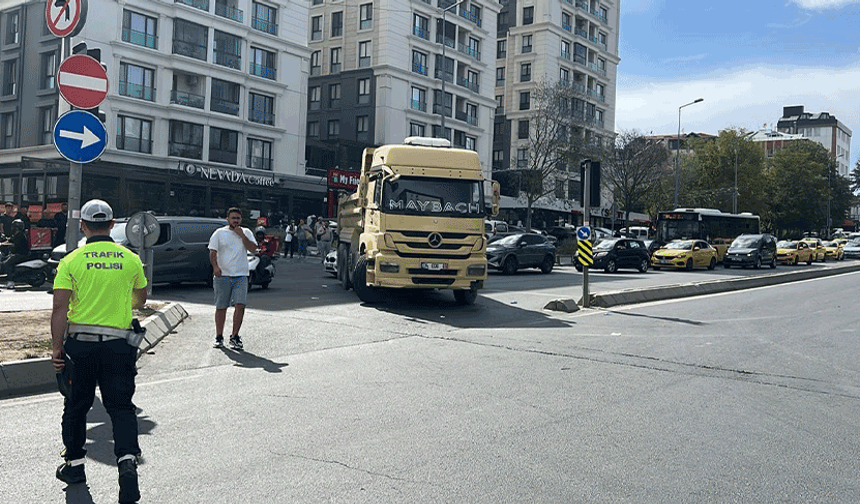 İstanbul'da kamyonun kör noktası felakete yol açtı: Kadın hastaneye kaldırıldı