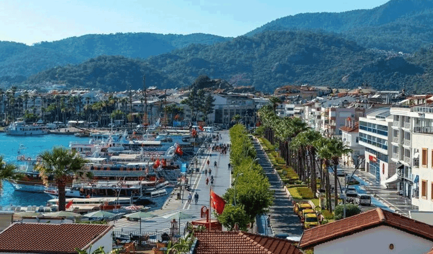 Marmaris’te tatil fiyatları el yakıyor, yoğunluk azalmıyor