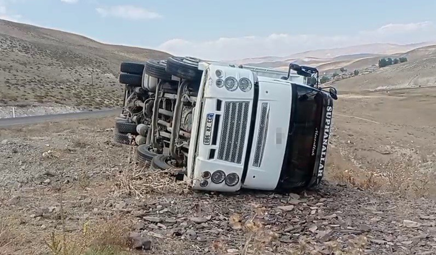 Erzurum'da virajı alamayan kamyon devrildi