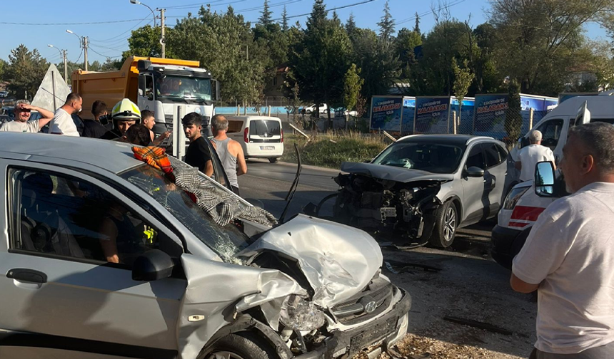 Eskişehir Yenikent’te can pazarı: İki otomobil kafa kafaya çarpıştı