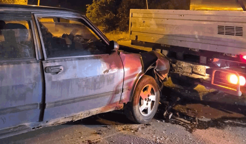 Afyon'da otomobil kamyonete çarptı, 2 kişi yaralandı