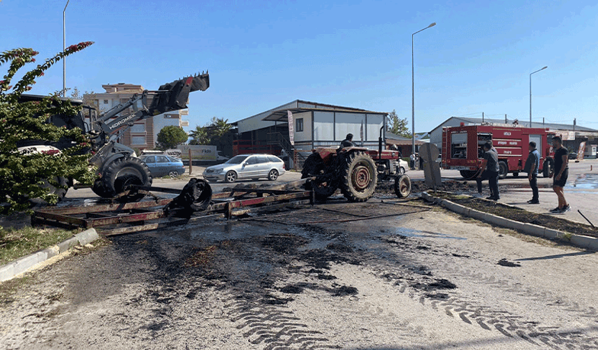 Antalya'da seyir halindeki traktörde saman balyaları alev alev yandı