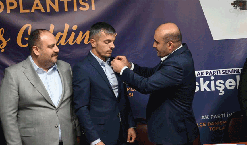 Eskişehir İnönü'de CHP'li Belediye Meclis Üyesi AK Parti'ye geçti
